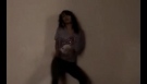 Bailando reggaeton contra la pared
