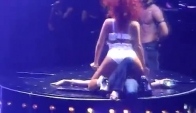 Rihanna Gives Girl A Lap Dance in Concert